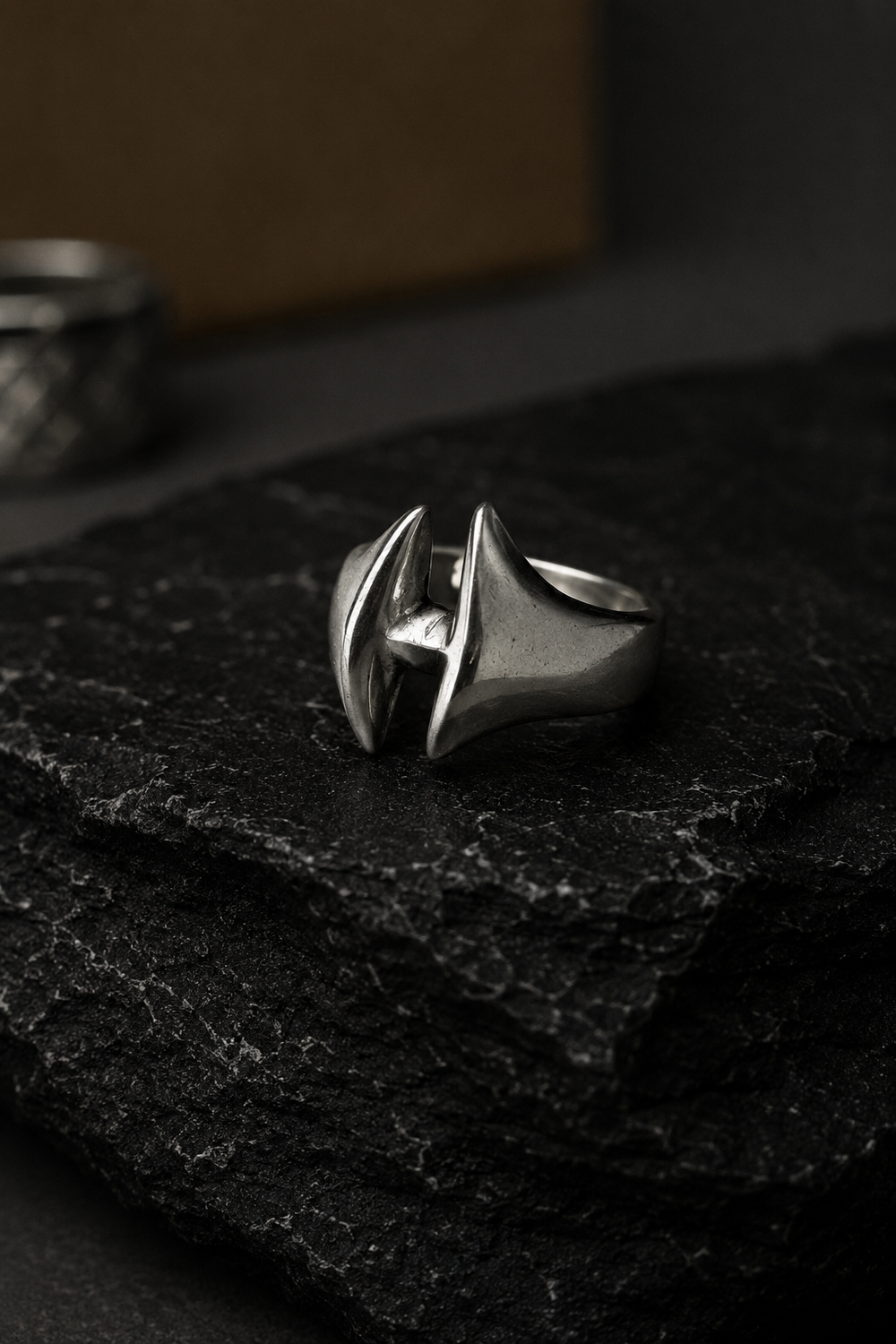 Asymetric ring
